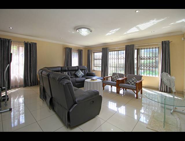 5 BEDROOM HOUSE FOR SALE IN BLOUBOSRAND